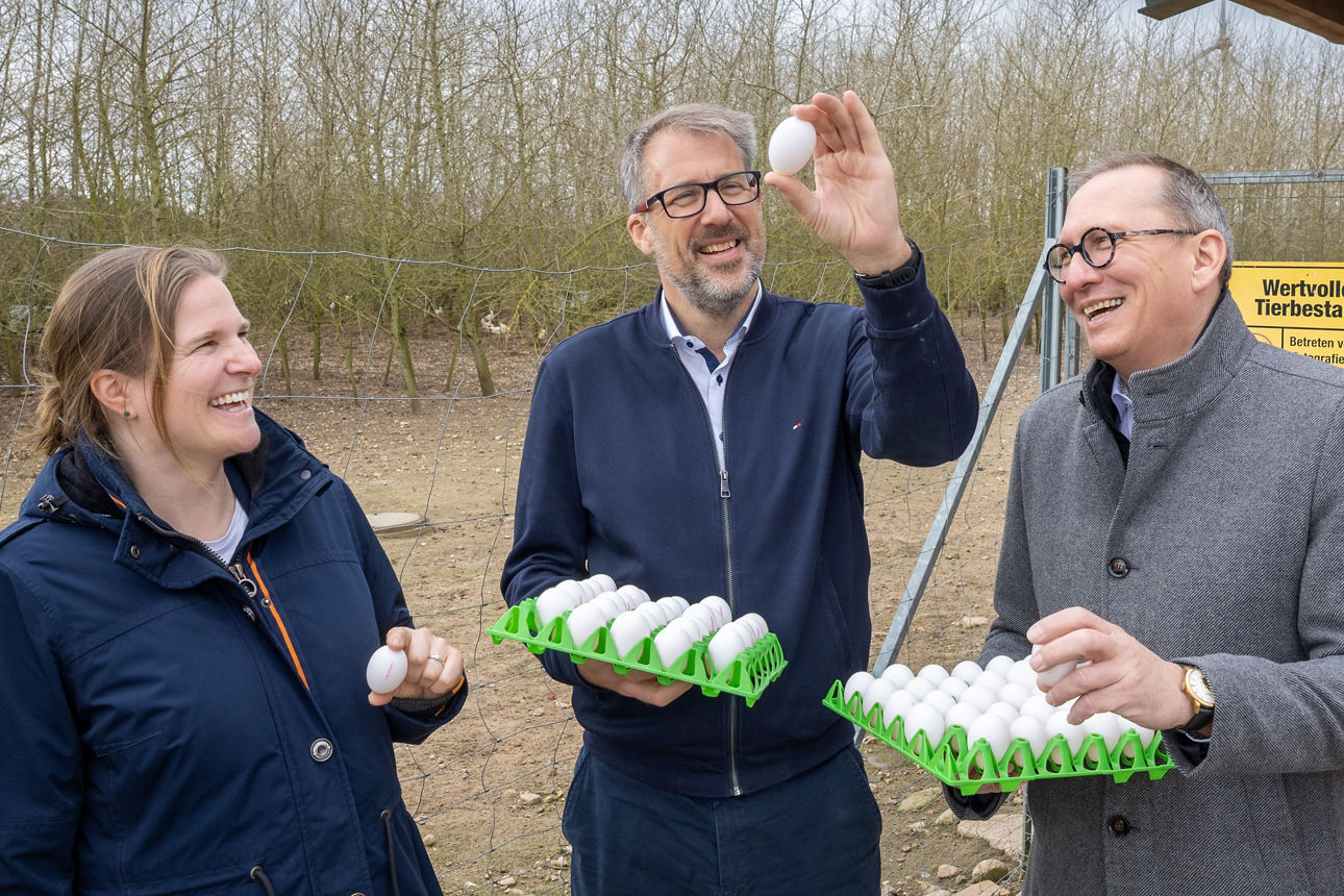Alexandra Waldmann und Frank Krause von der VBLH zu Besuch bei Henner Schönecke (Mitte) auf seinem Geflügelhof in Elstorf 