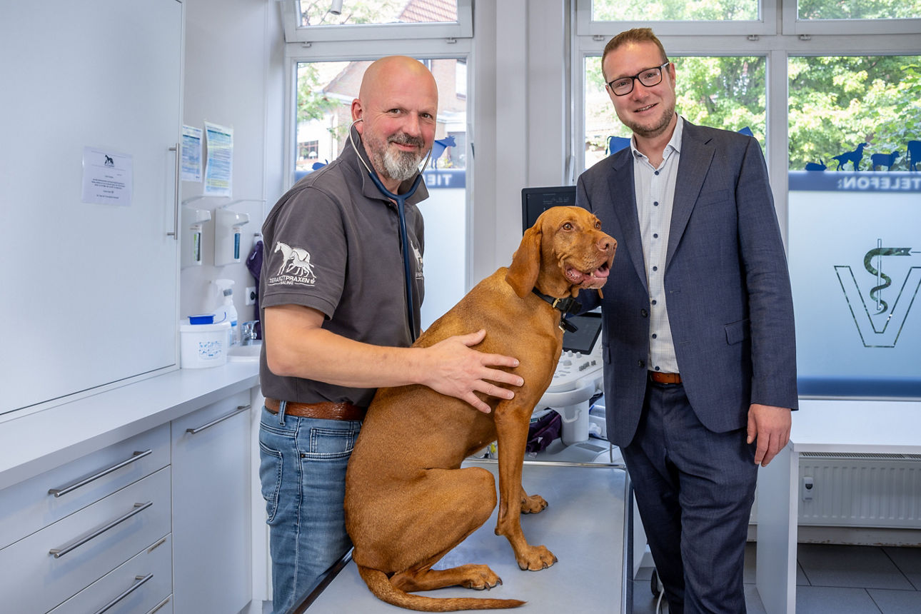 Dr. Jörg Kaling und Christian Vorbrodt mit Hund