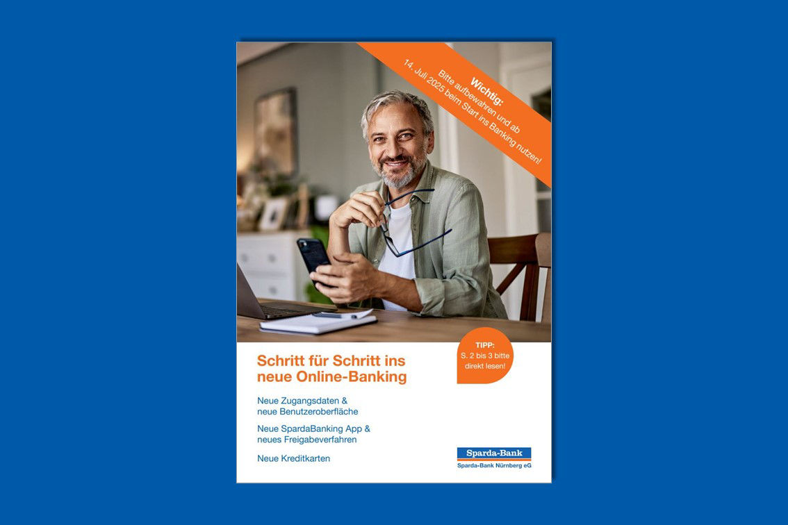 Vorschau erste Seite der Startbroschüre "Schritt für Schritt ins neue Online-Banking" mit einem lachenden Mann mittleren Alters, der vor einem Laptop sitzt und ein Handy in der Hand hält