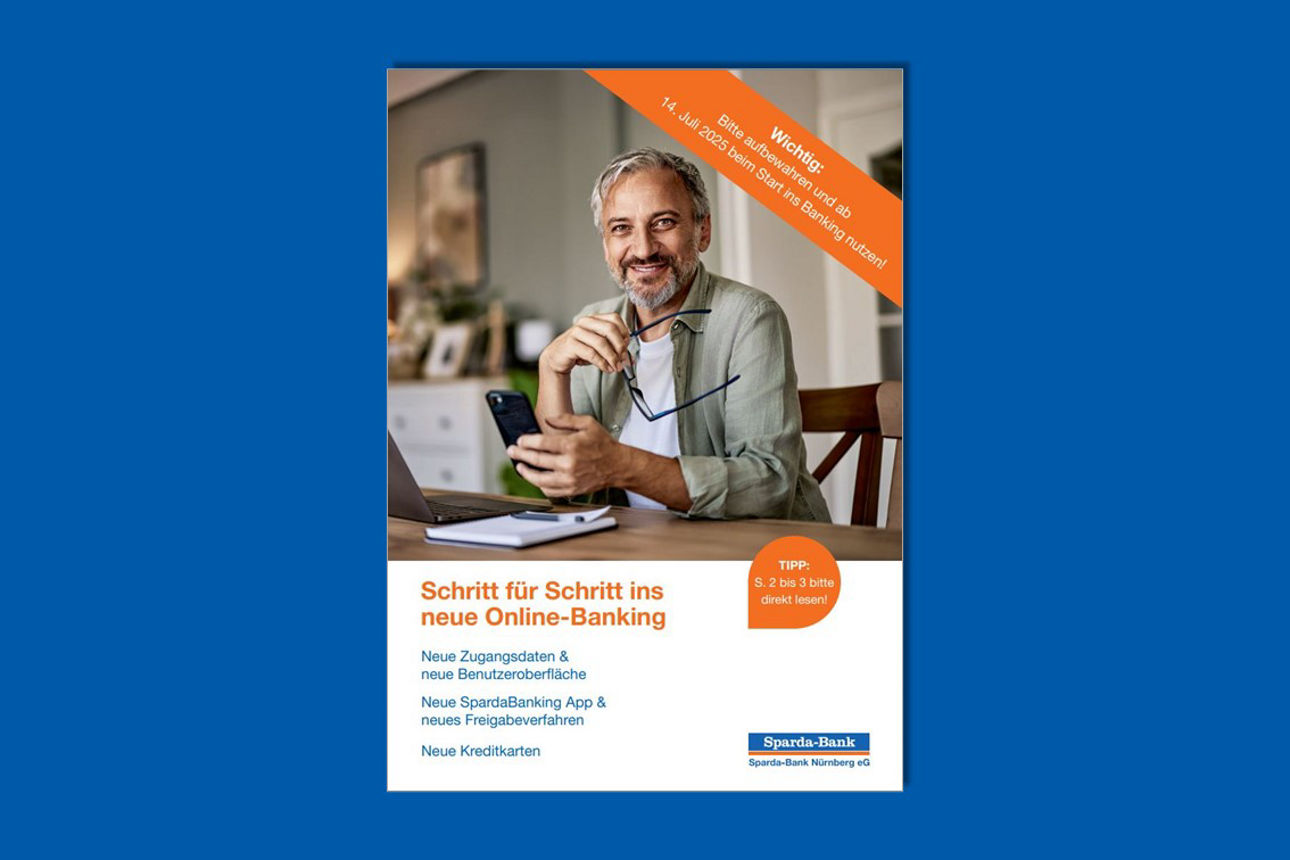 Vorschau erste Seite der Startbroschüre "Schritt für Schritt ins neue Online-Banking" mit einem lachenden Mann mittleren Alters, der vor einem Laptop sitzt und ein Handy in der Hand hält