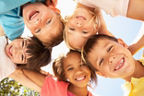 Kinder, die in die Kamera lächeln 