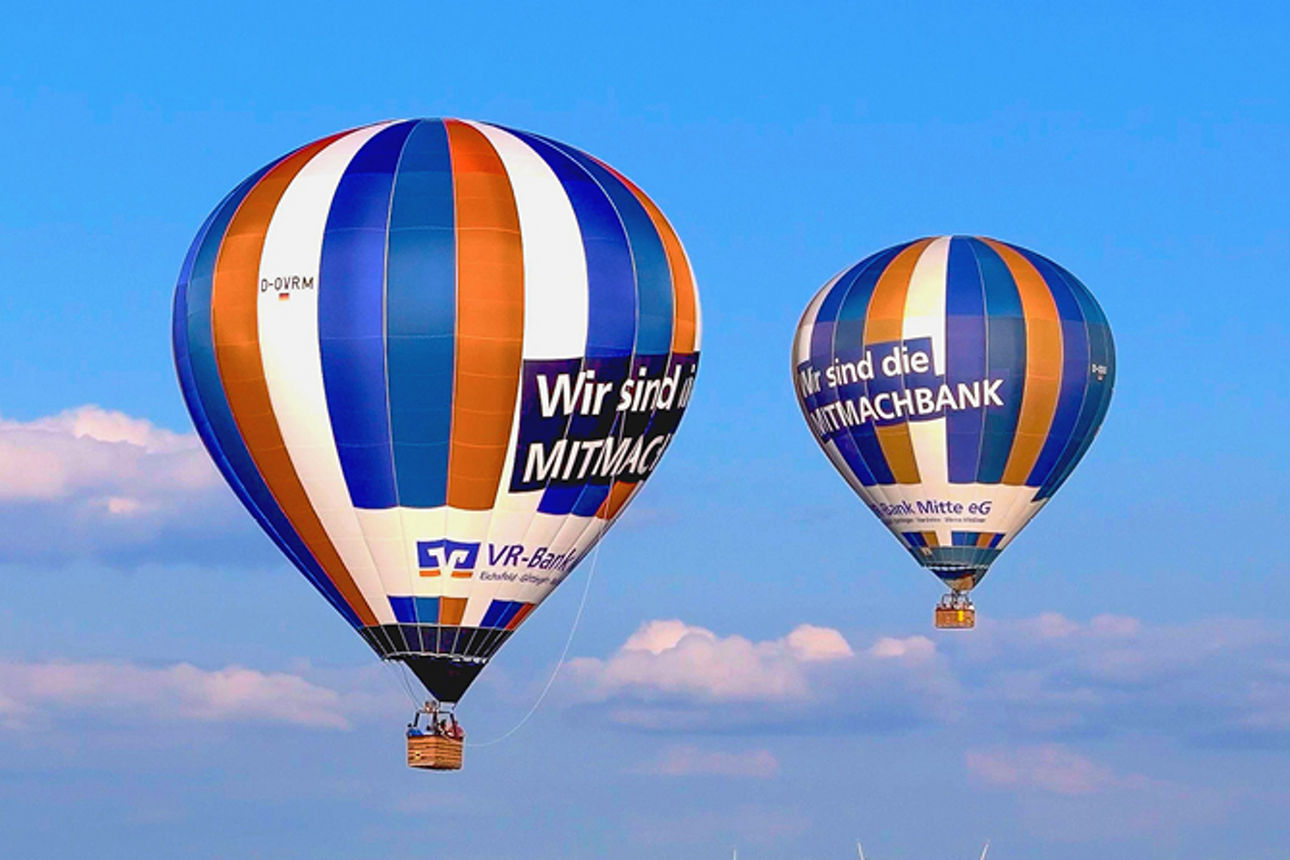 Der Heißluftballon "Wir sind die Mitmachbank" der VR-Bank Mitte fährt über den Werratalsee 