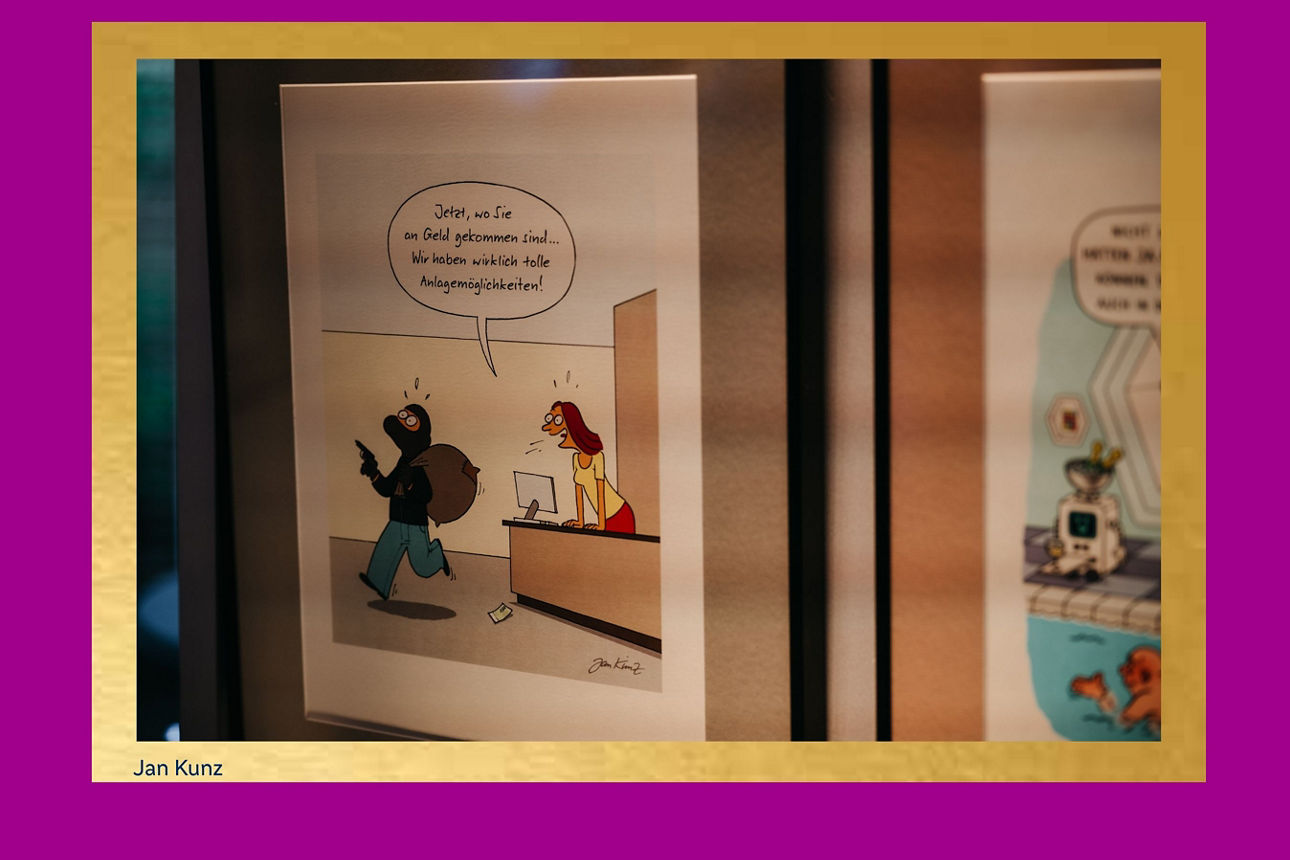 Karikatur im Rahmen, im Comic rennt ein Bankräuber weg und Kassiererin ruft Anlagemöglichkeiten hinterher