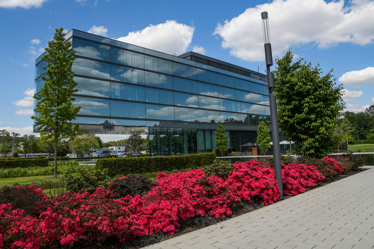 Parkseitige Aufnahme vom MHK Gebäude.