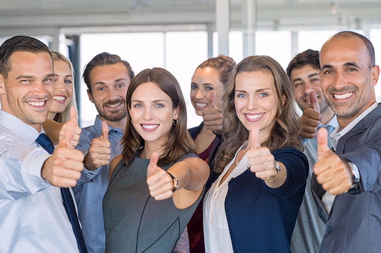 Businessteam mit Daumen hoch