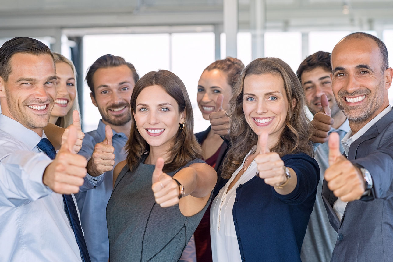 Businessteam mit Daumen hoch