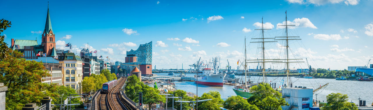 VR VertriebsServiceCenter eG - Ein Blick über den Hamburger Hafen auf die Elbphilharmonie