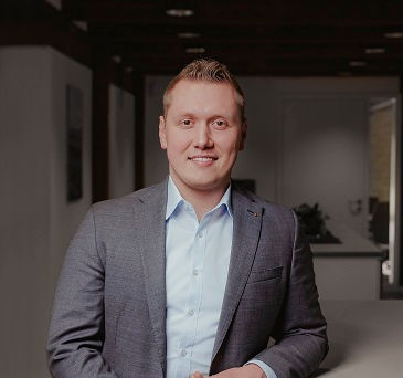 Herr Michael Simon im Anzug