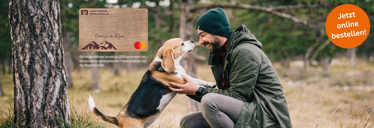 Mann mit Hund und Werbung für die HolzCard