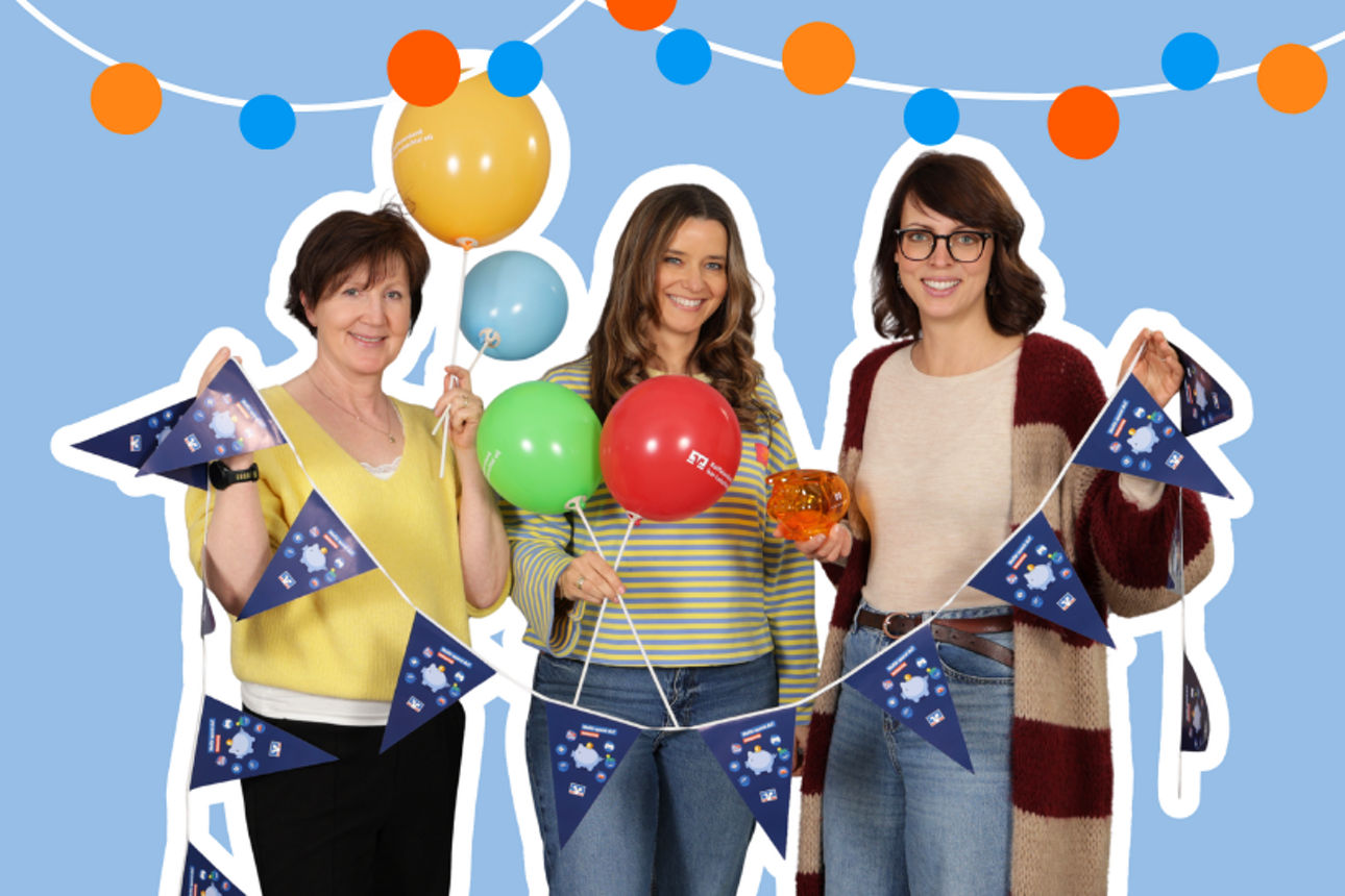 Sparwoche 2026: 3 Frauen mit Luftballons, Girlanden & Sparschweinen