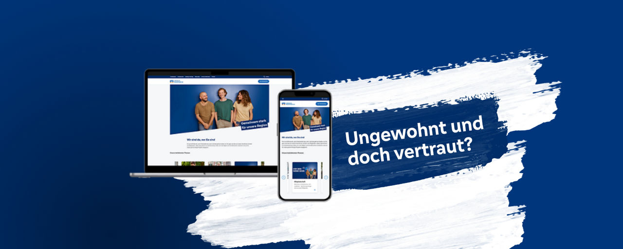 Zwei Männer und eine Frau stehen lachend vor einer blauen Wand