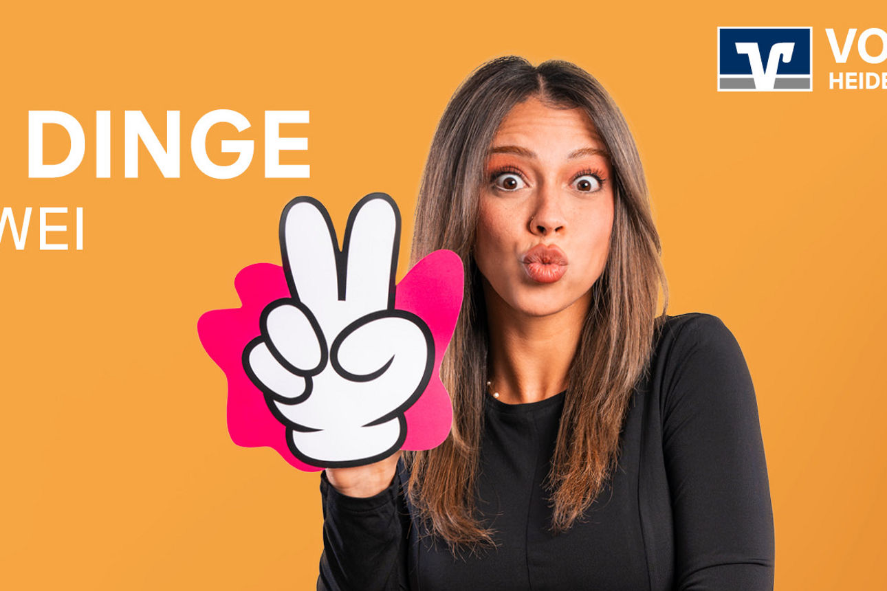 Person zeigt zwei Finger in die Luft