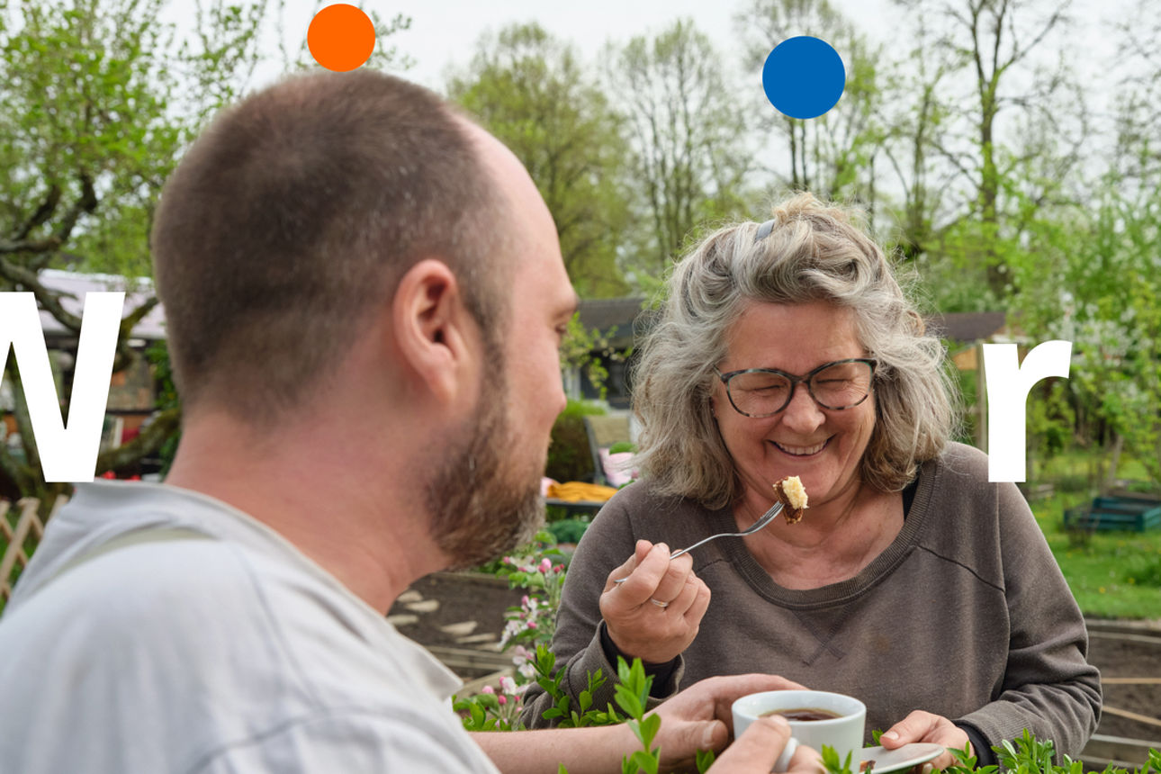 Zwei Menschen trinken Kaffee und lehnen sich über die Hecke. Das Wort Wir steht geschrieben darüber.