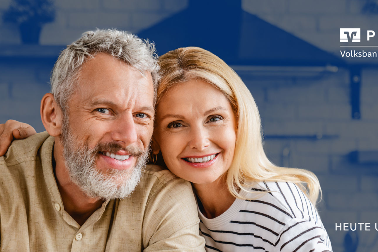 älteres Ehepaar  schmiegt sich aneinander und blickt zufrieden in die Zukunft