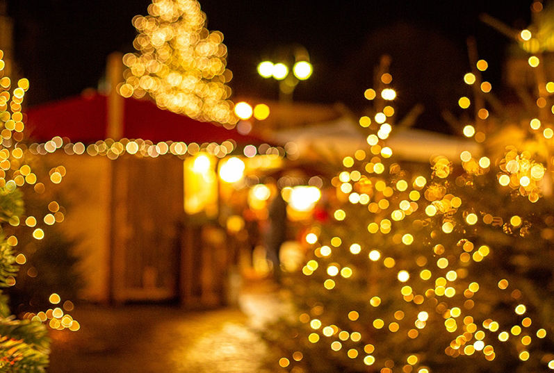 Beleuchteter Weihnachtsmarkt