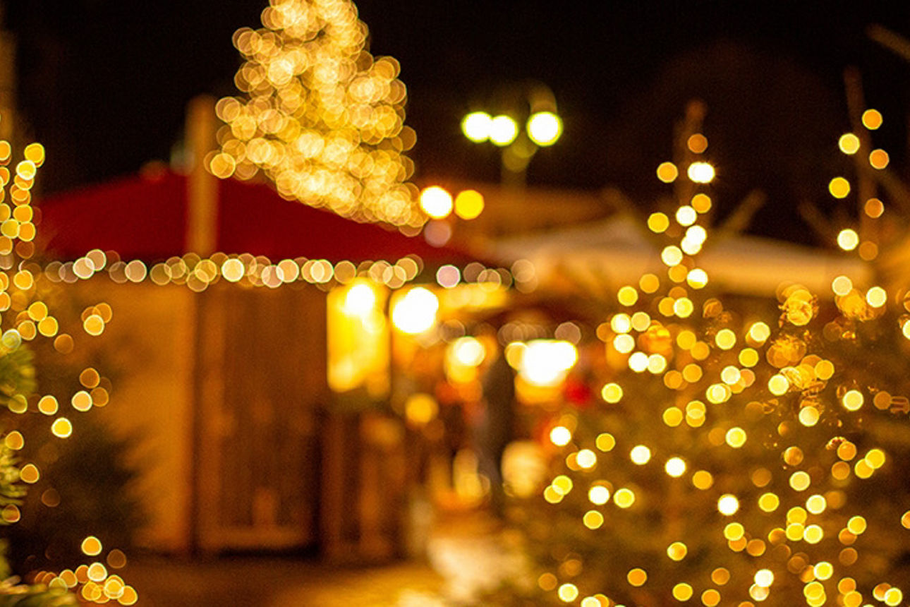 Beleuchteter Weihnachtsmarkt