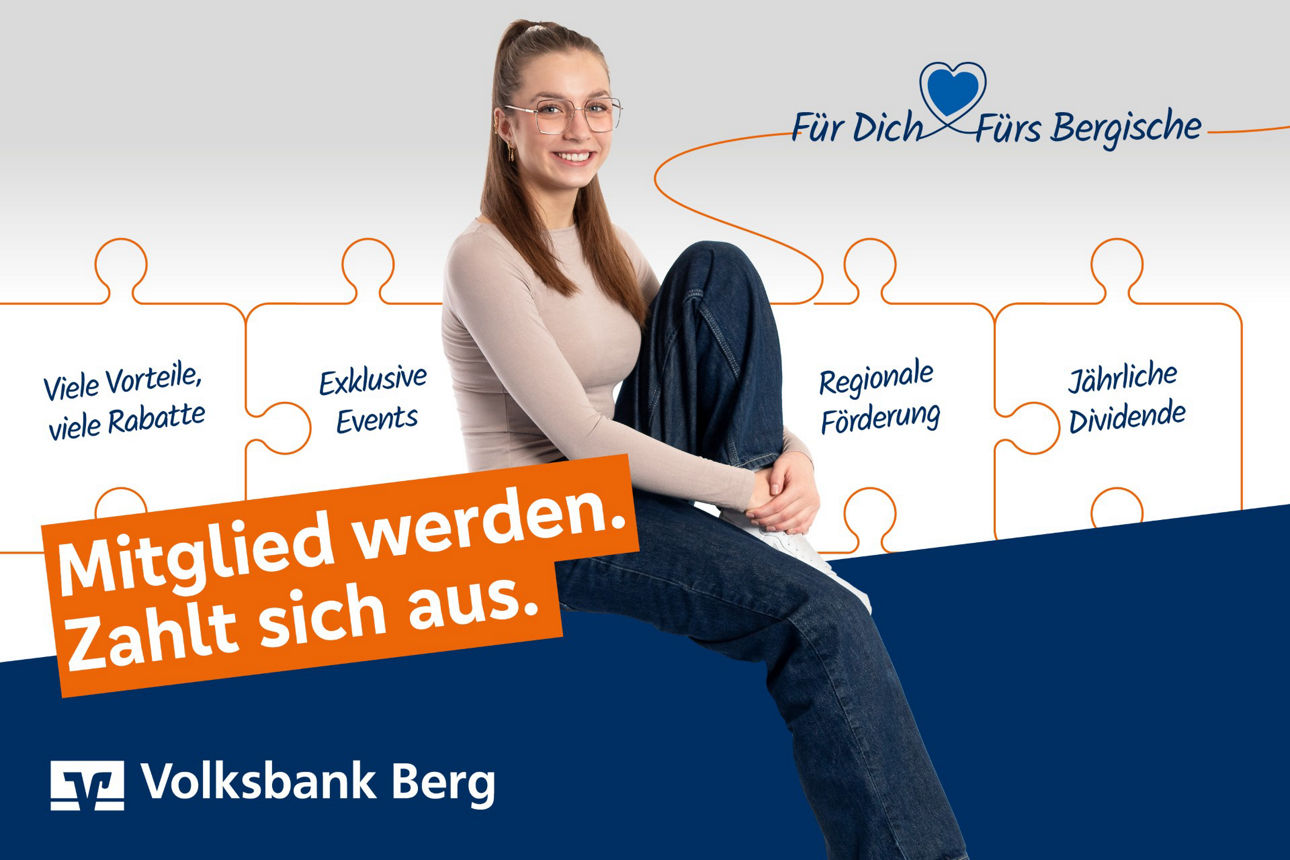 Junge Frau vor Puzzleteilen mit Vorteilen einer Mitgliedschaft. Slogan: Mitglied werden zahlt sich aus.