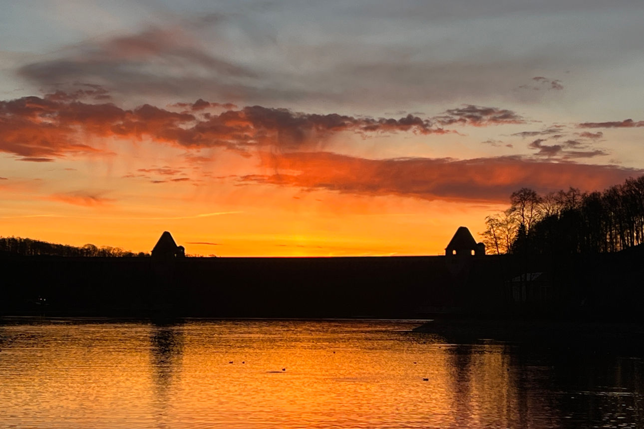 Sperrmauer Möhnesee bei Sonnenuntergang