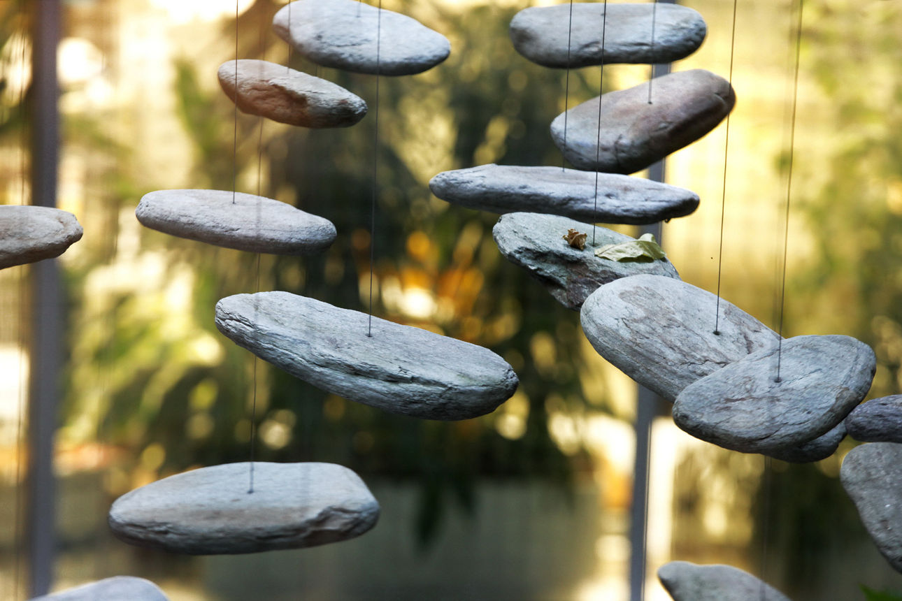 Steine welche mit einem Seil runterhängen