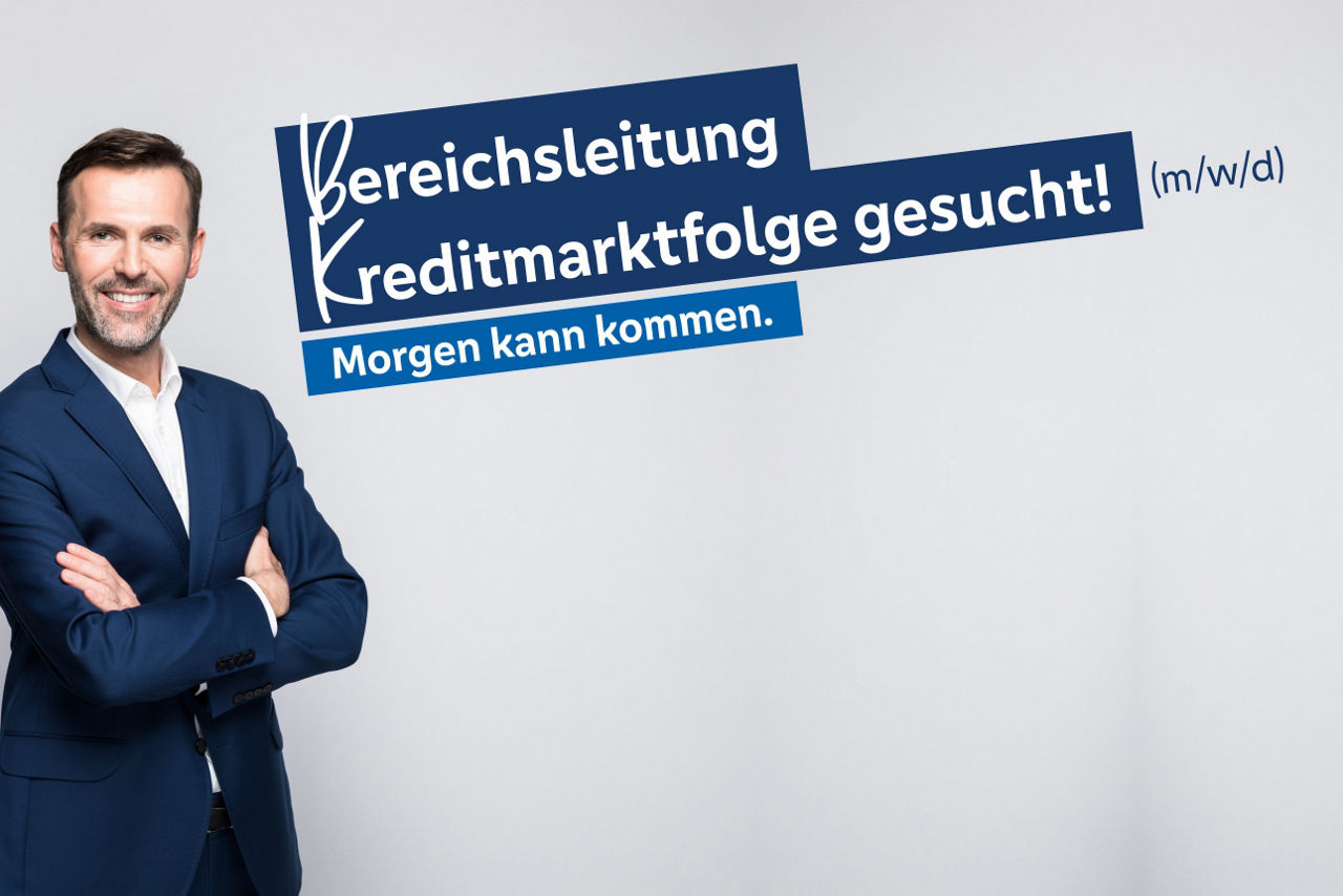 Ein Mann verschränkt die Arme