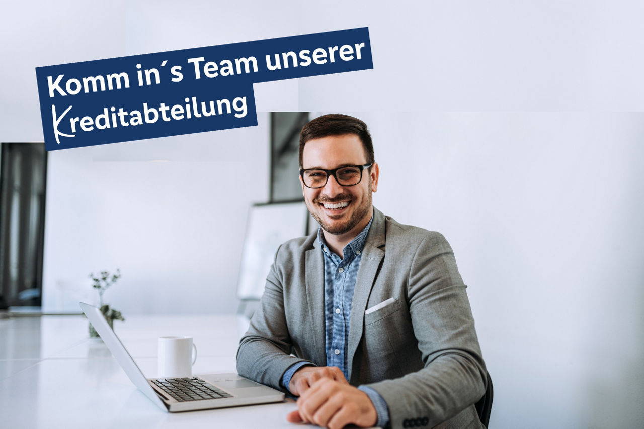 Ein Mann sitzt am Laptop