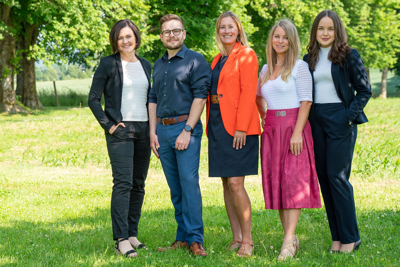 Mitarbeiter in Herzform aufgestellt