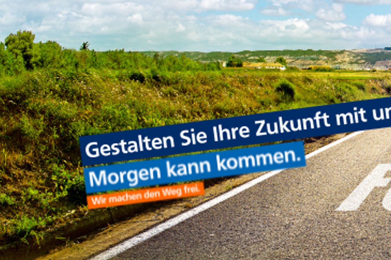 Fahrbahn mit Straßenaufschrift "Future" mit Werbebalken mit der Aufschrift für "Gestalten Sie Ihre Zukunft mit uns"