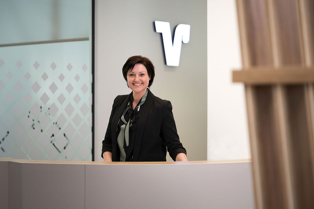 Frau steht am Empfang