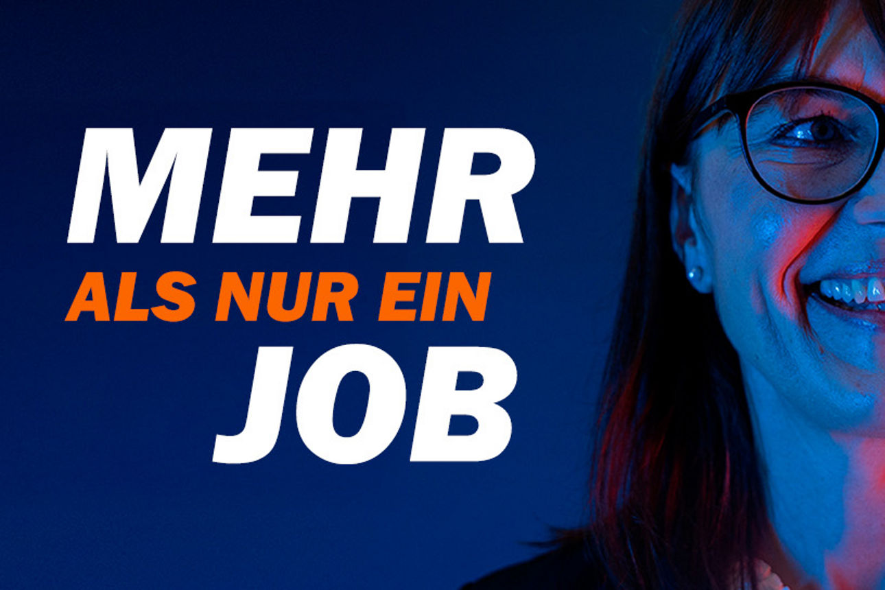 Aufschrif "Mehr als nur ein Job" mit eine Frau die eine Brille trägt und schräg zur Seite lacht.