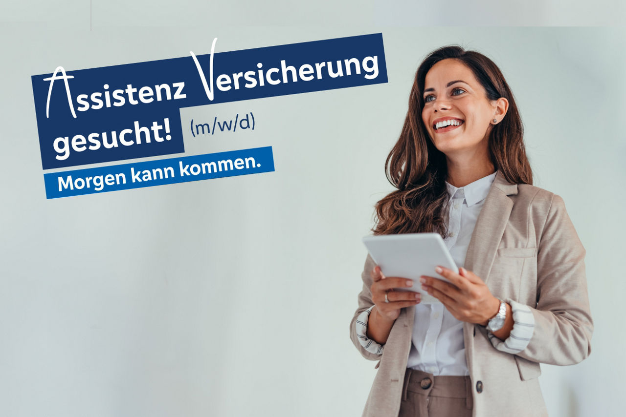 Frau hält Unterlagen in der Hand und lächelt