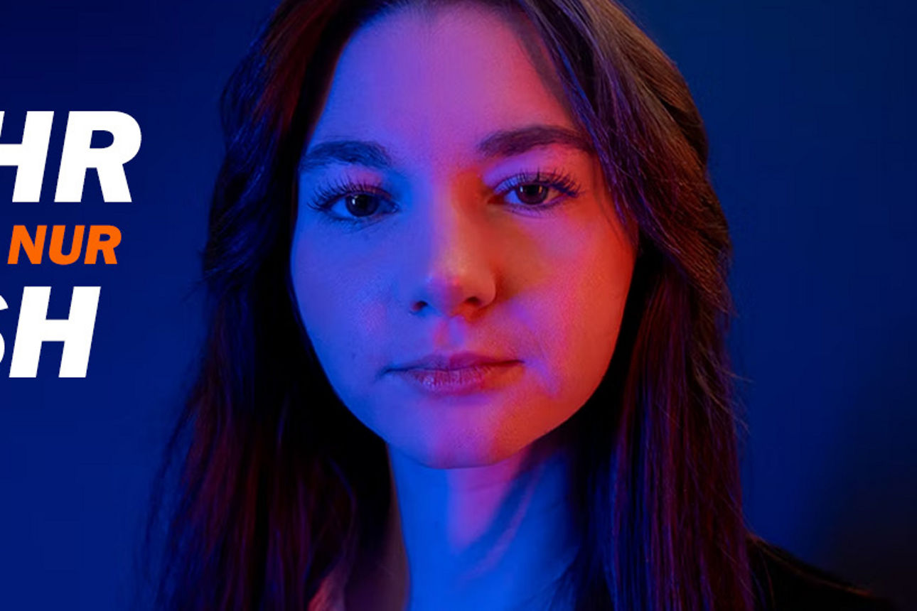 Aufschrift "Mehr als nur Cash in die Däsch" mit einer Frau die in die Kamera schaut