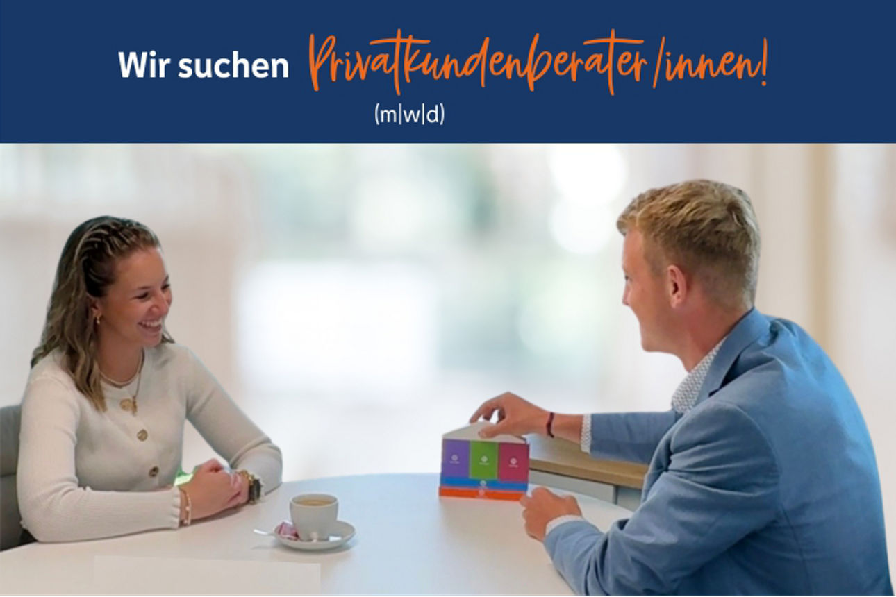 Bild Darstellung Beratungsgespräch zwischen Kundenberater und Kundin, inkl. Text „Wir suchen Privatkundenberater/innen! (m/w/d)“