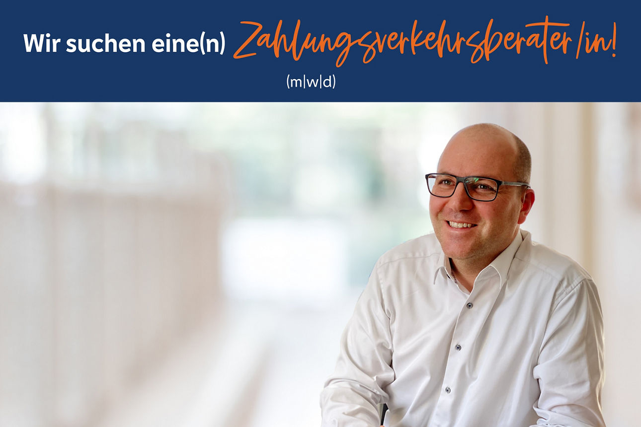 Bild zu einer Stellenausschreibung. Lächelnder Mann mit Brille und Text: Zahlungsverkehrsberater/in gesucht (m/w/d)