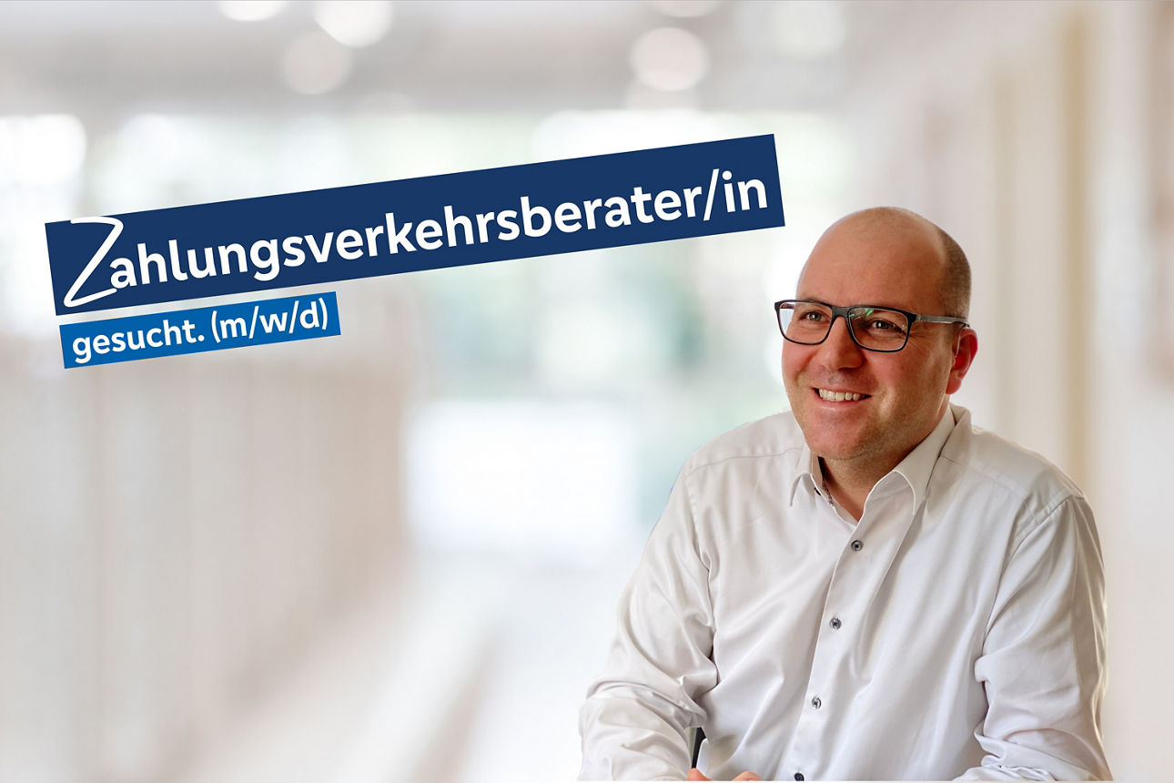 Bild zu einer Stellenausschreibung. Lächelnder Mann mit Brille und Text: Zahlungsverkehrsberater/in gesucht (m/w/d)