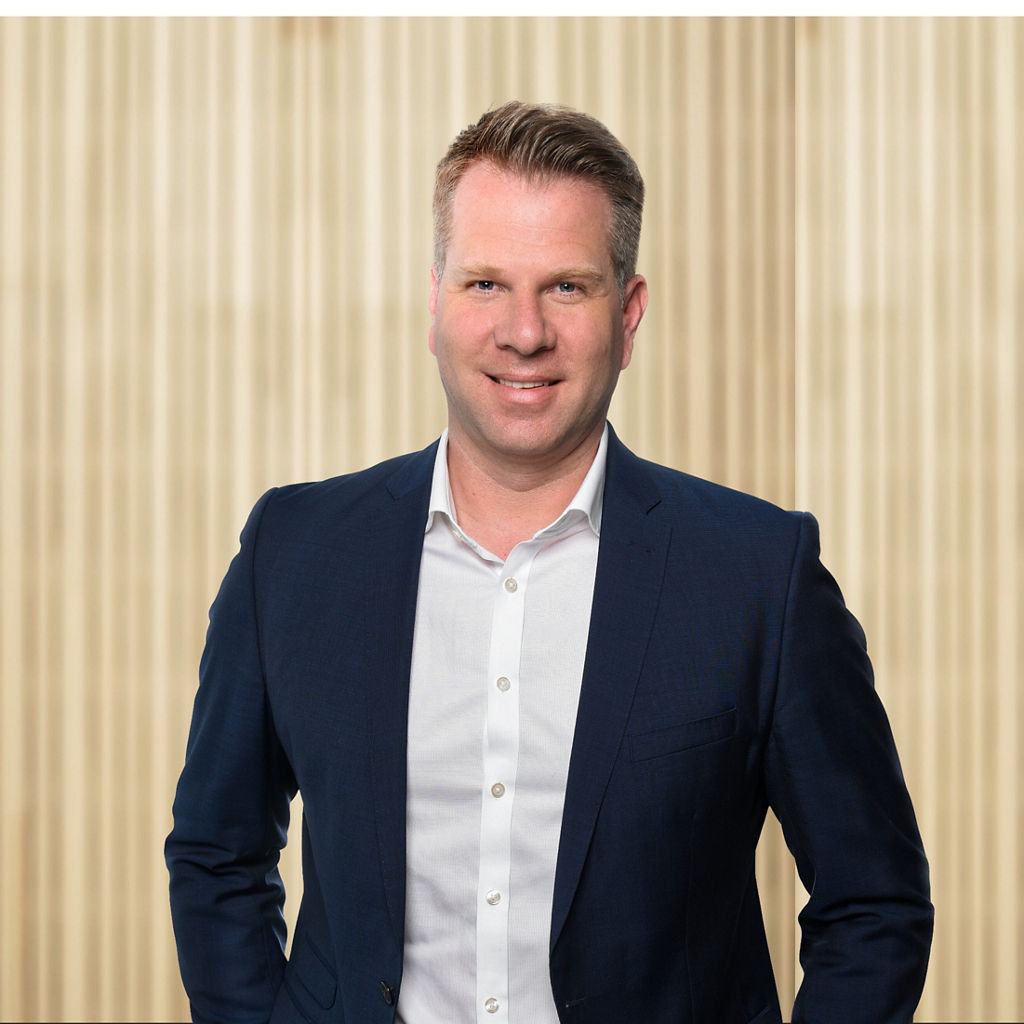 Stephan Teschner vor einer Holzwand