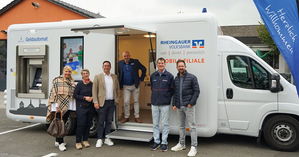 Es sind mehrere Personen vor der mobilen Filiale zu sehen