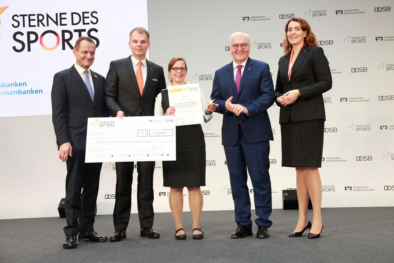 Auf der Bühne Vertreter der Volksbanken Gewinnerin Goldener Stern