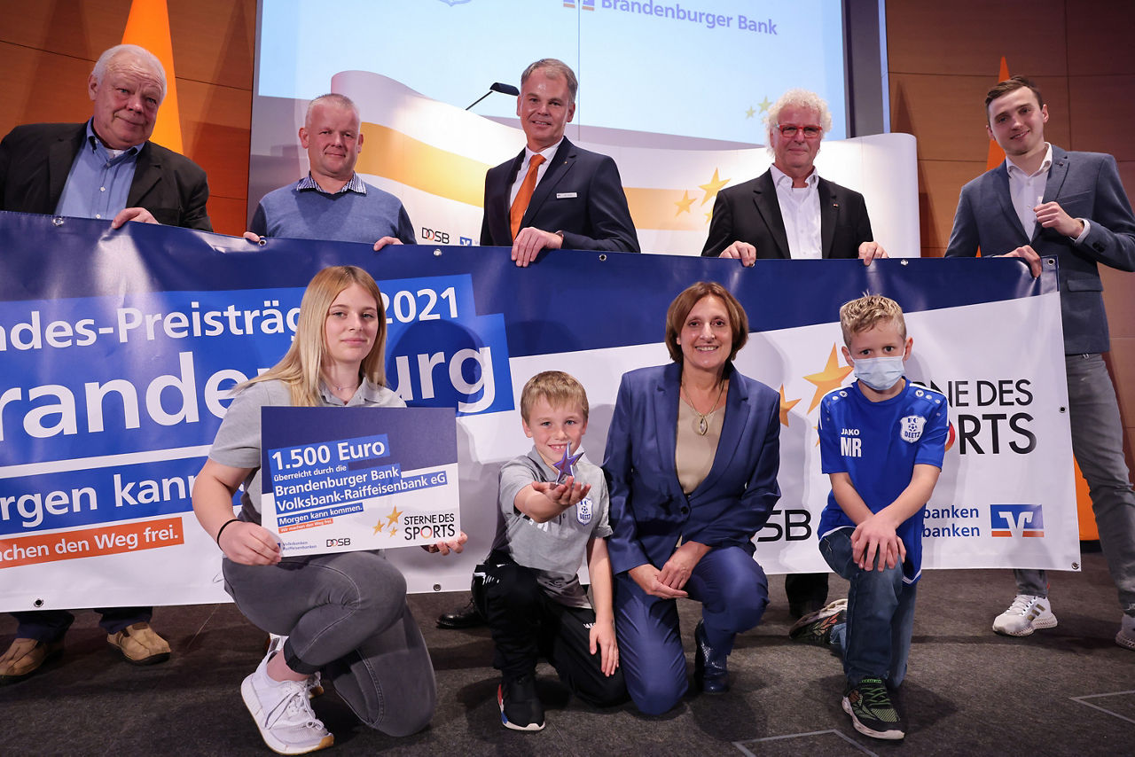Preisverleihung des FC Deetz auf der Bühne