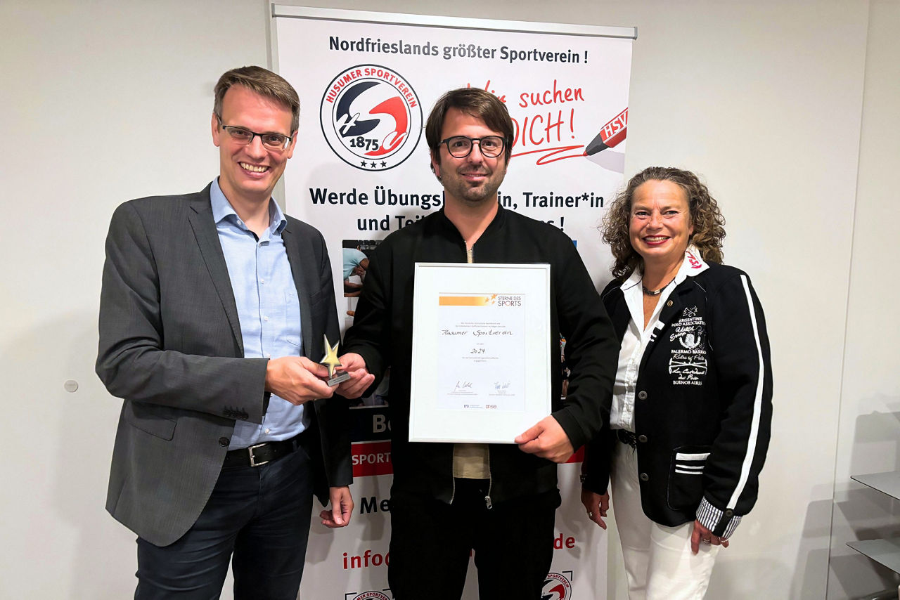 Berater mit regionalem Verein bei der Übergabe des Stern des Sports