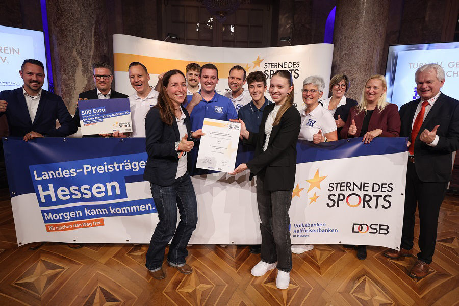Das Bild zeigt die Verleihung des Förderpreises "Sterne des Sports in Silber" an den TGV Schotten. Vertreter der VR Bank überreichen die Auszeichnung.