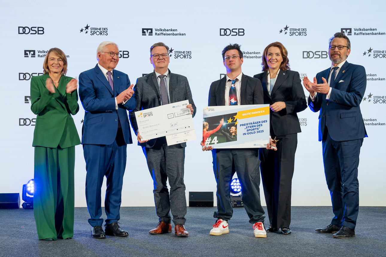 Vereins- und Bankvertreter mit dem Bundespräsidenten und Repräsentaten des BVR und DOSB auf der Bühne