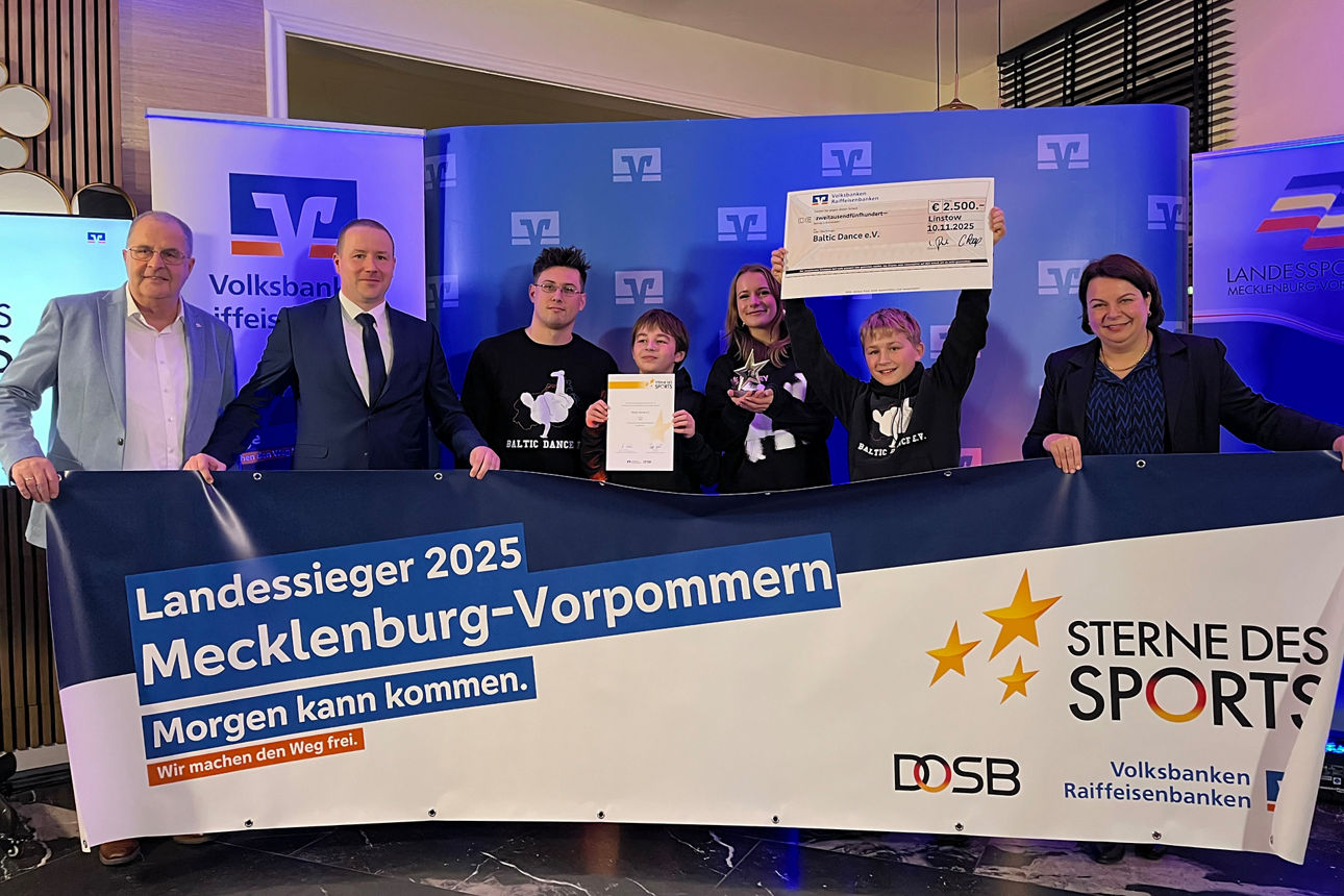 7 Personen bei der Siegerehrung. In der Hand halten sie einen Spendenscheck und eine Trophäe