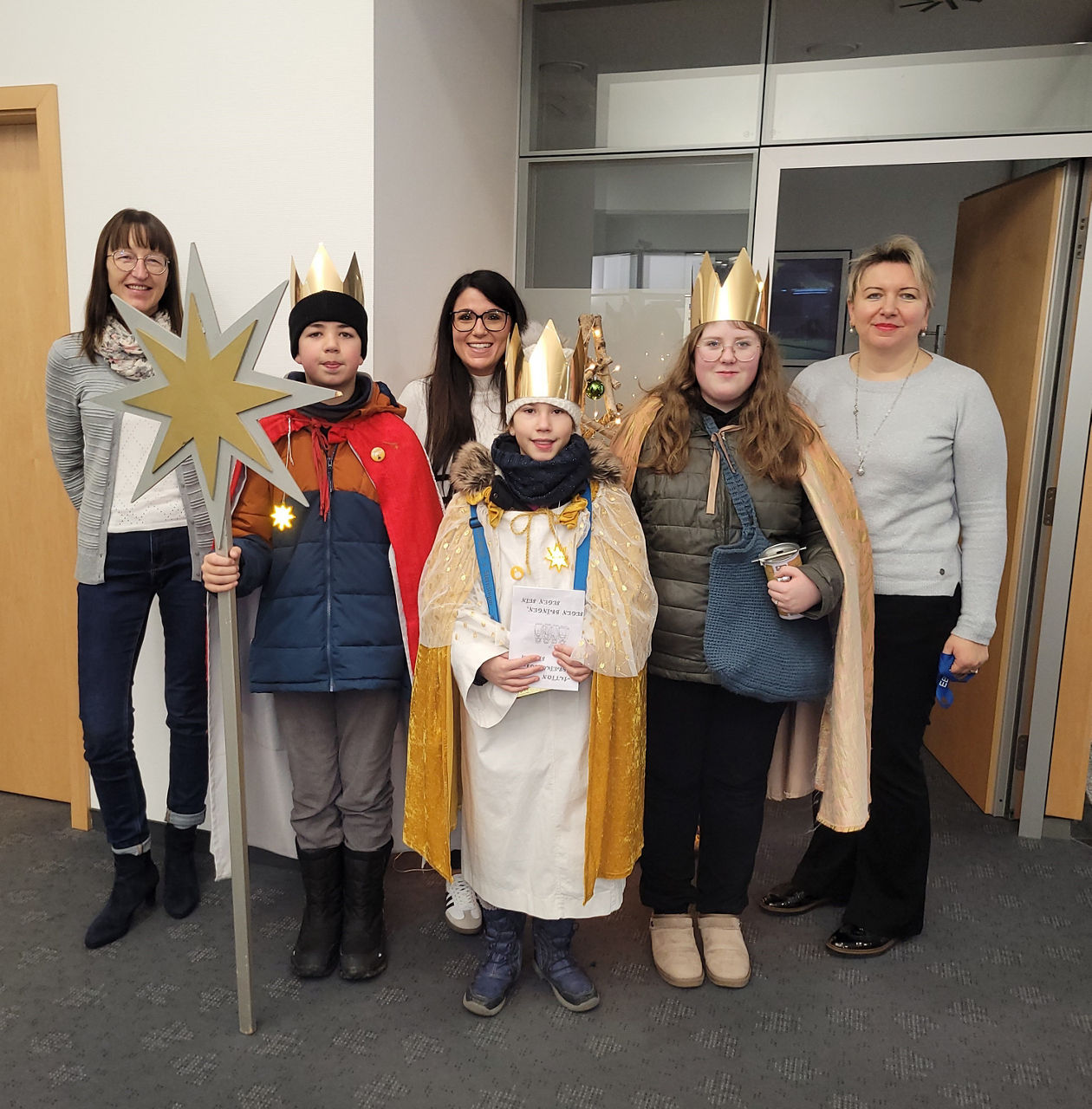 Sternsinger mit Voba Kollegen in der Geschäftsstelle Bischofsheim