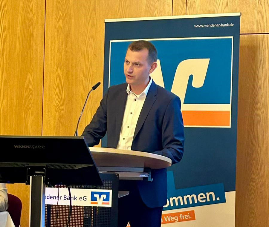 Herr Steuer spricht zur Mitgliederversammlung der Mendener Bank eG – sachlich, klar und zukunftsorientiert.