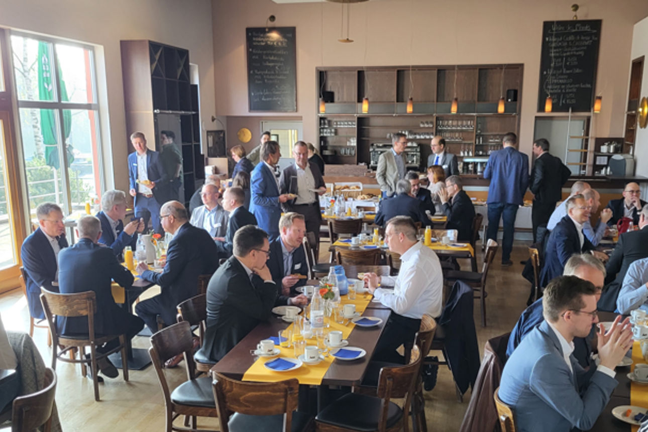 Blauer Hintergrund mit weißem Schriftzug „Coming Soon”.