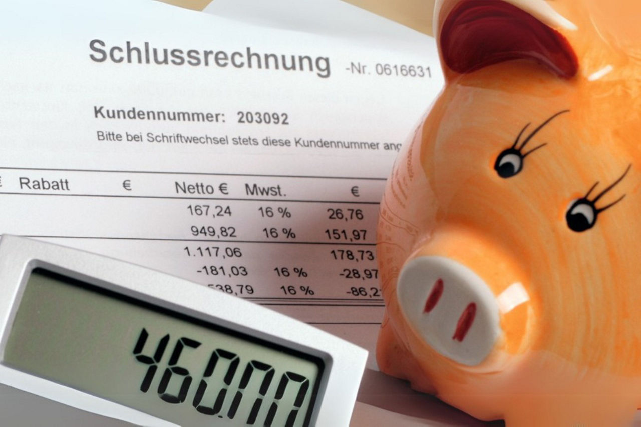 Rechnung mit Taschenrechner und Sparschwein