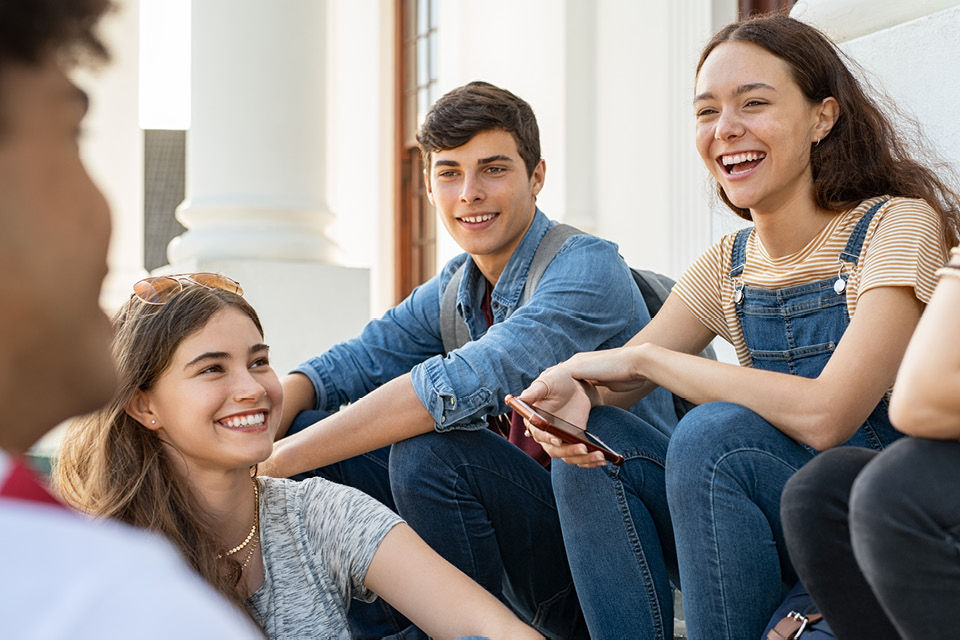 Schüler tauschen sich nach dem Unterricht aus