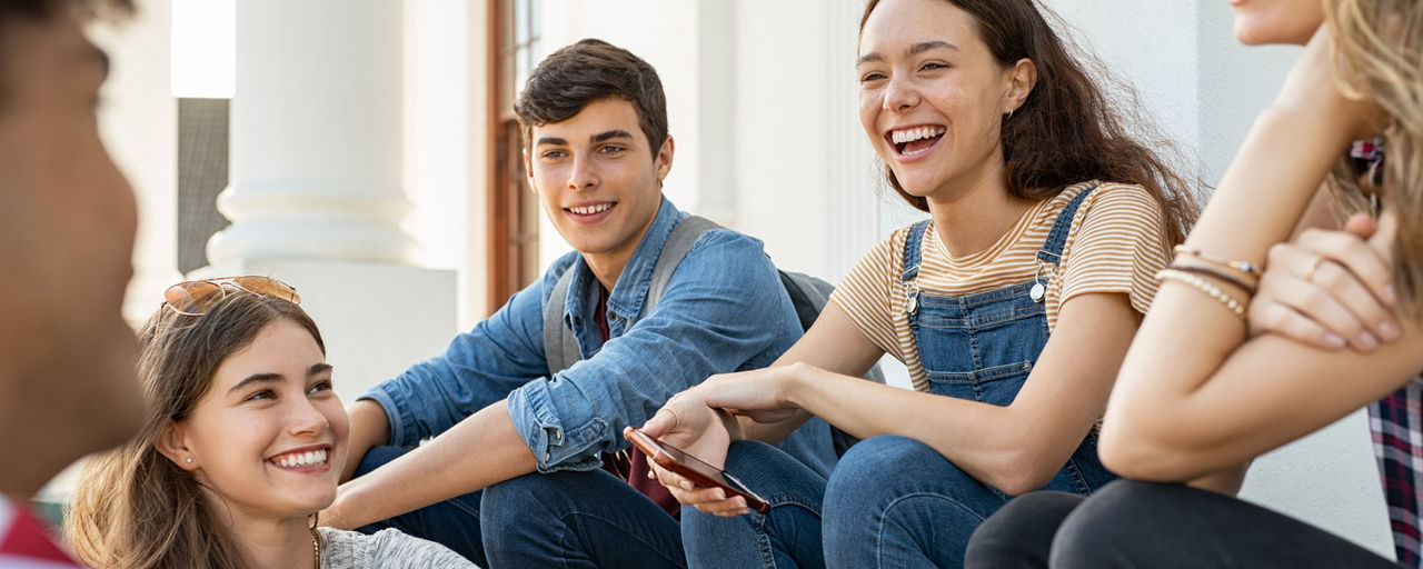 Schüler tauschen sich nach dem Unterricht aus