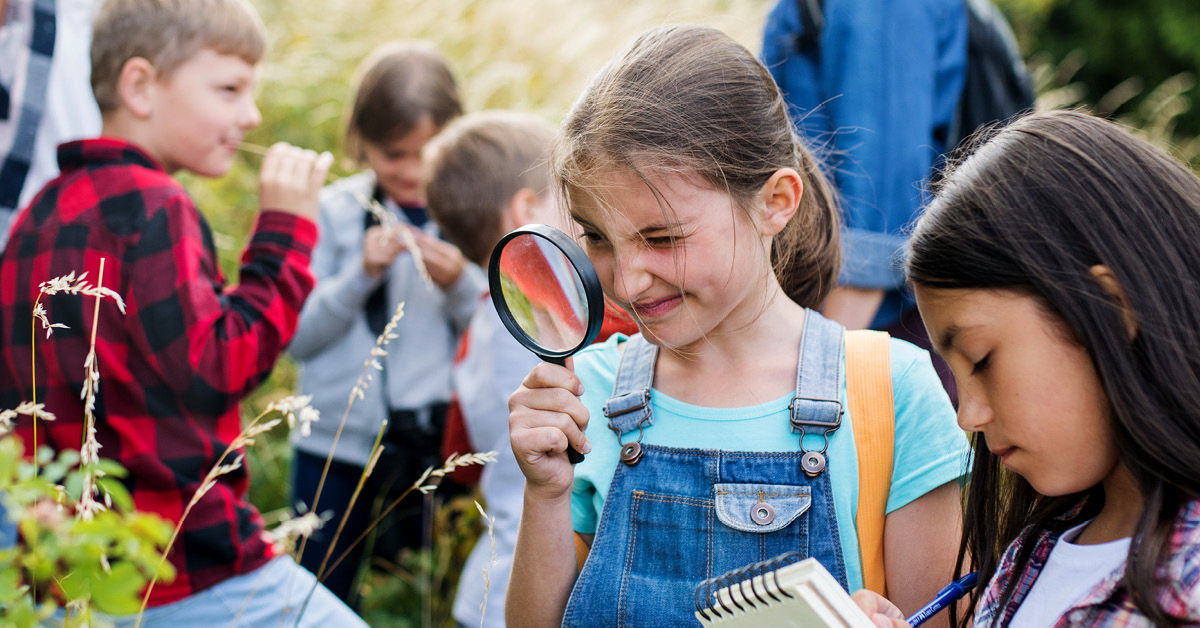Schüler tauschen sich nach dem Unterricht aus