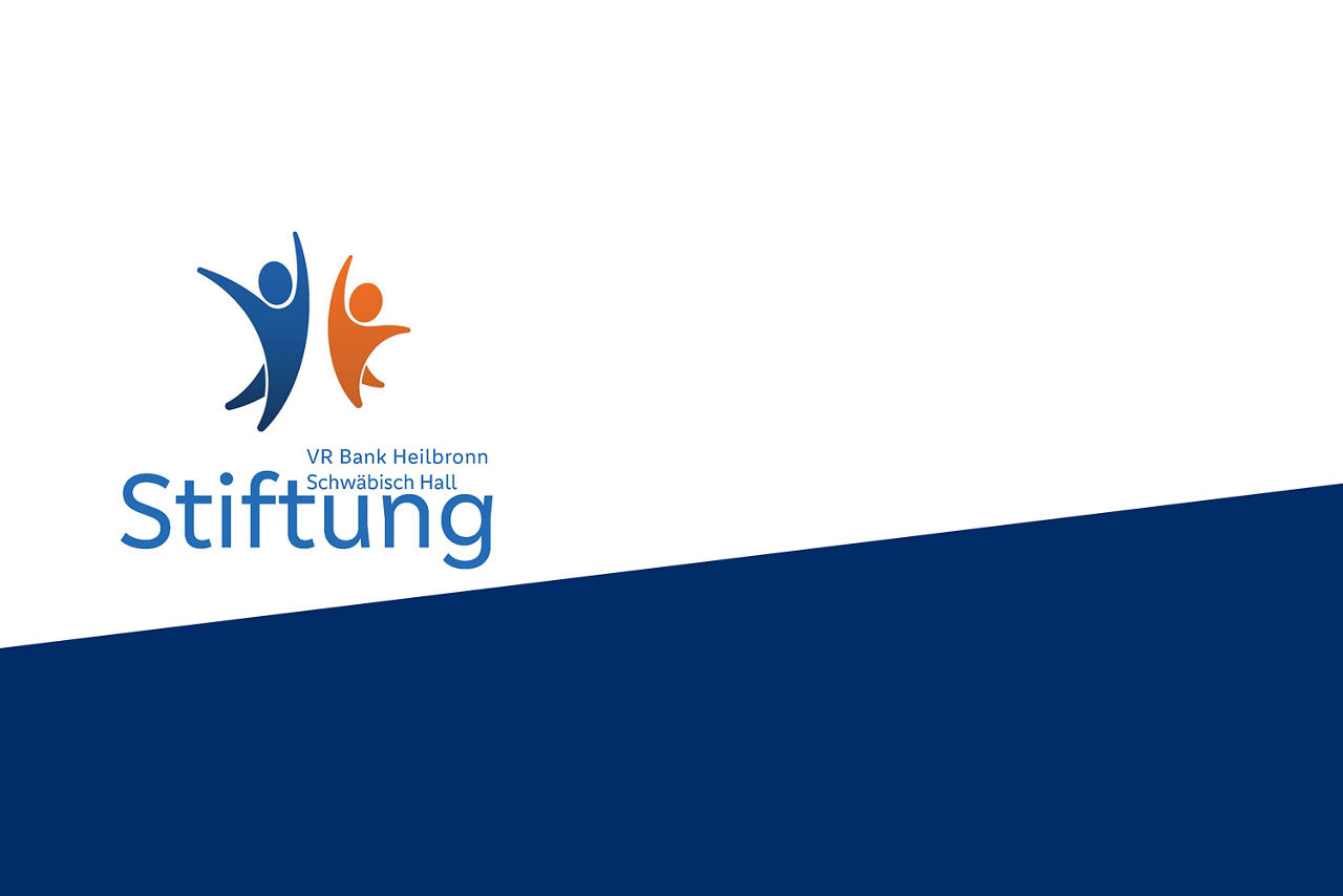 Ein Männchen in blau und ein Männchen in orange klatschen sich ab  und bilden mit dem Text VR Bank Heilbronn Schwäbisch Hall Stiftung das Stiftungslogo